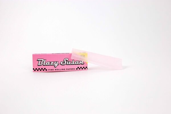 Blazy Susan – Pink Rolling Papers – 1-1/4 | West Coast Cannabis Canada